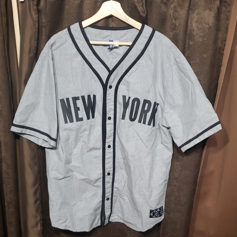 Men's H&M Divided Gray Baseball Style Button Down Shirt Game Casual NEW YORK